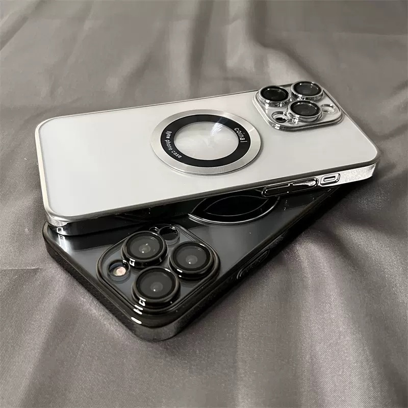 Transparent iPhone-fodral med stark magnet, klart TPU-material, skyddar mot stötar och repor, perfekt för trådlös laddning.