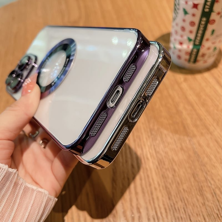 Transparent iPhone-fodral med stark magnet, klart TPU-material, skyddar mot stötar och repor, perfekt för trådlös laddning.