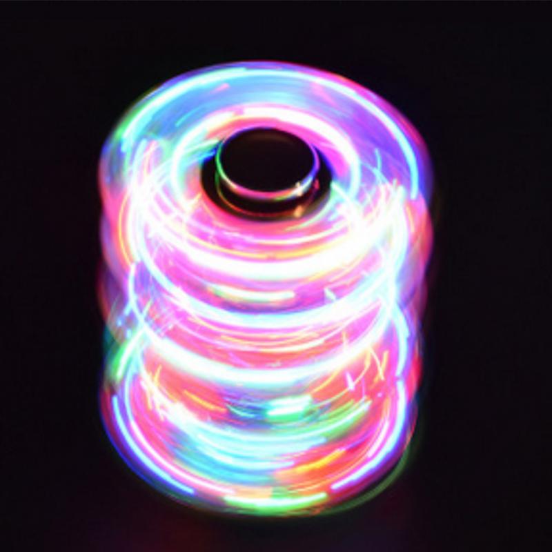 "Transparent LED fidget spinner med kristallklart material, blinkande lampor och snurrfunktion för stressavlastning."