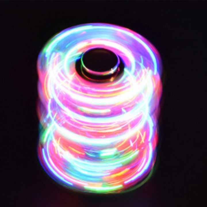 "Transparent LED fidget spinner med kristallklart material, blinkande lampor och snurrfunktion för stressavlastning."