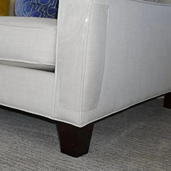 Diskret klösskydd för möbler. Transparent design skyddar soffan mot kattklös, bevarar heminredning.