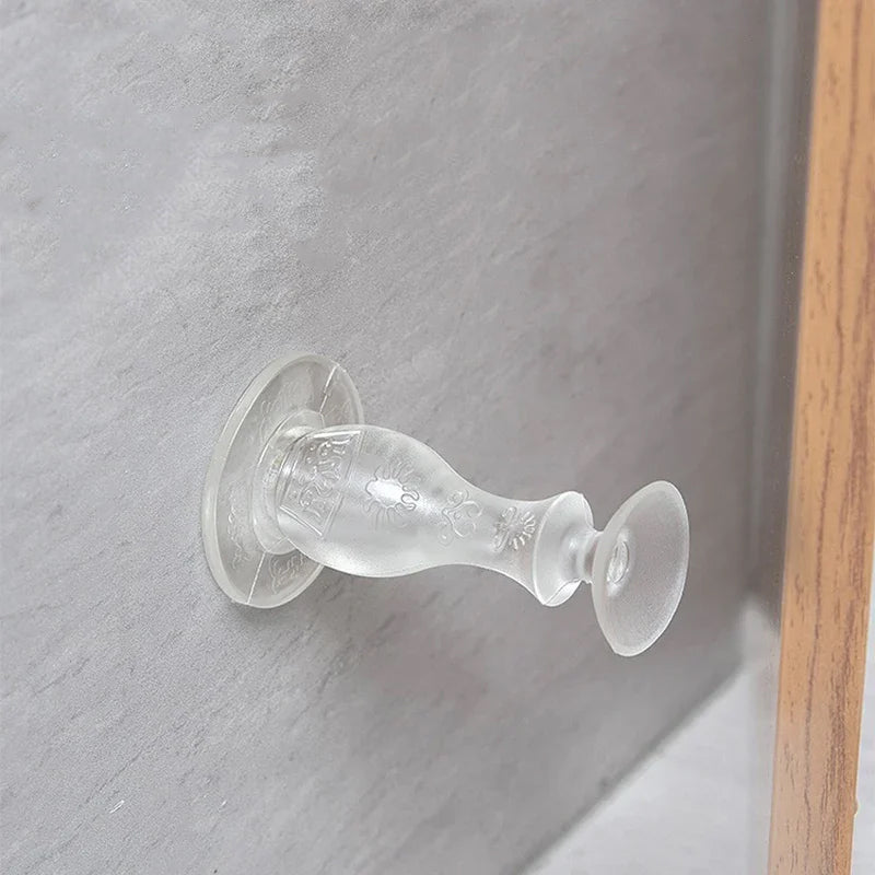 "Transparent silikonskydd för dörrar, stötabsorberande, i diskret design för att skydda väggar och dörrar mot slag."