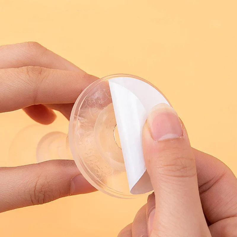 "Transparent silikonskydd för dörrar, stötabsorberande, i diskret design för att skydda väggar och dörrar mot slag."