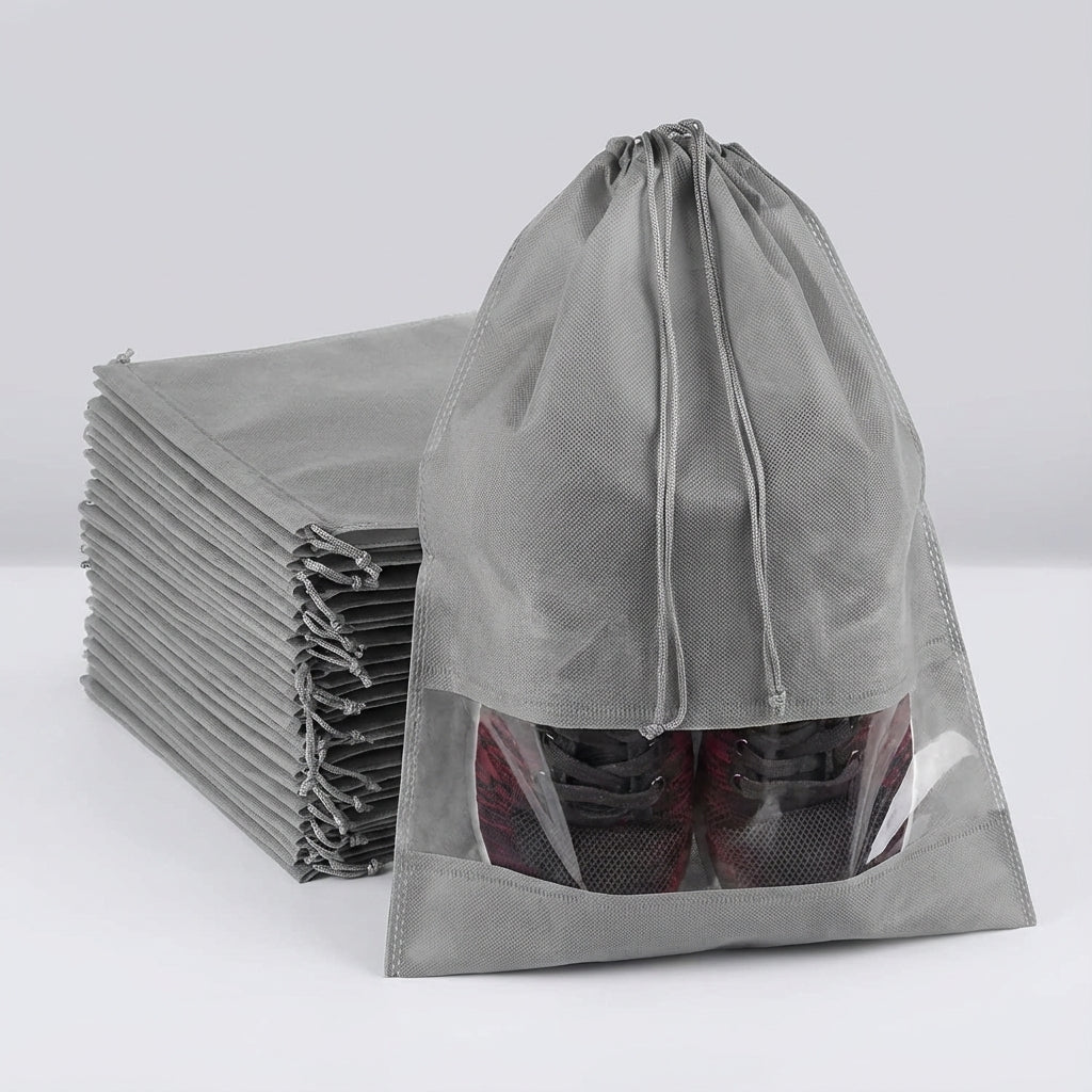 Praktisk skoförvaringspåse i polyeten med dragsko. Genomskinlig design för enkel överblick i packningen.