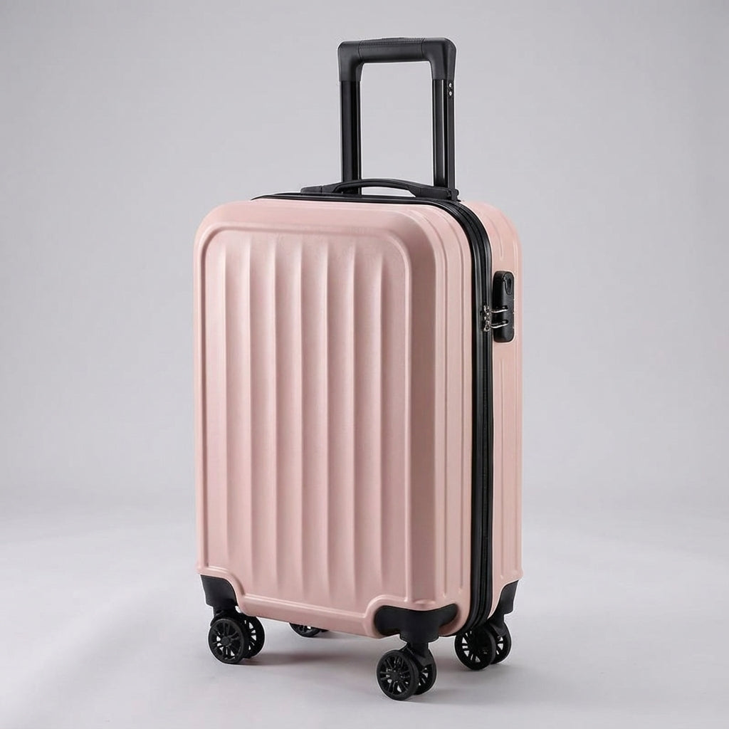 Robust svart räfflad resväska från Traveon. Hårdskalsbagage med kodlås & 360-hjul för säker och smidig resa.