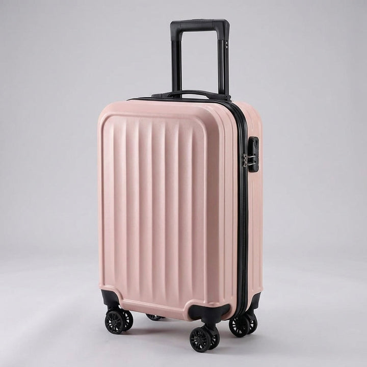 Robust svart räfflad resväska från Traveon. Hårdskalsbagage med kodlås & 360-hjul för säker och smidig resa.