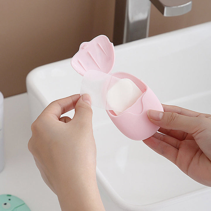 "Tre färgade tvålark i plastbehållare, portabel och löslig, för enkel handtvätt under resor och hemma."