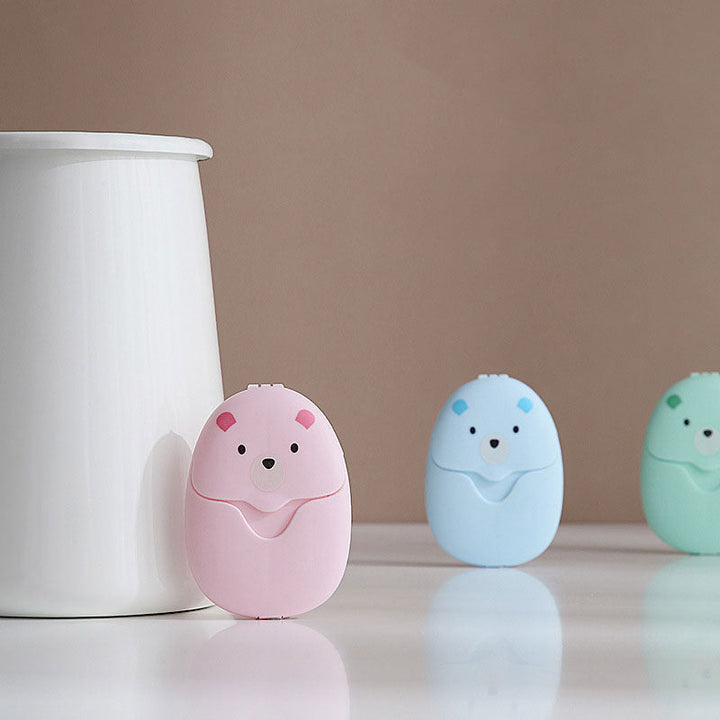 "Tre färgade tvålark i plastbehållare, portabel och löslig, för enkel handtvätt under resor och hemma."