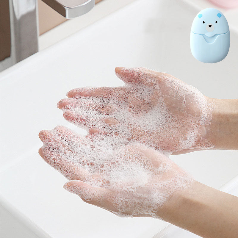 "Tre färgade tvålark i plastbehållare, portabel och löslig, för enkel handtvätt under resor och hemma."