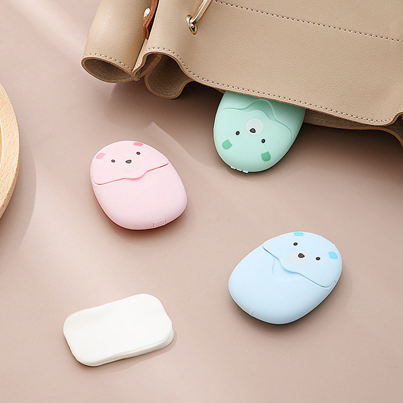 "Tre färgade tvålark i plastbehållare, portabel och löslig, för enkel handtvätt under resor och hemma."