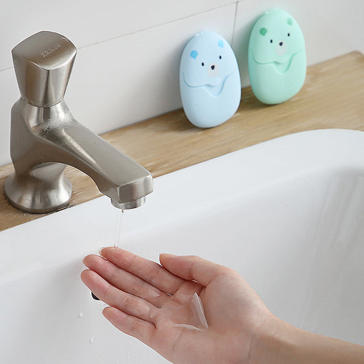 "Tre färgade tvålark i plastbehållare, portabel och löslig, för enkel handtvätt under resor och hemma."