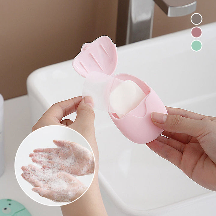 "Tre färgade tvålark i plastbehållare, portabel och löslig, för enkel handtvätt under resor och hemma."