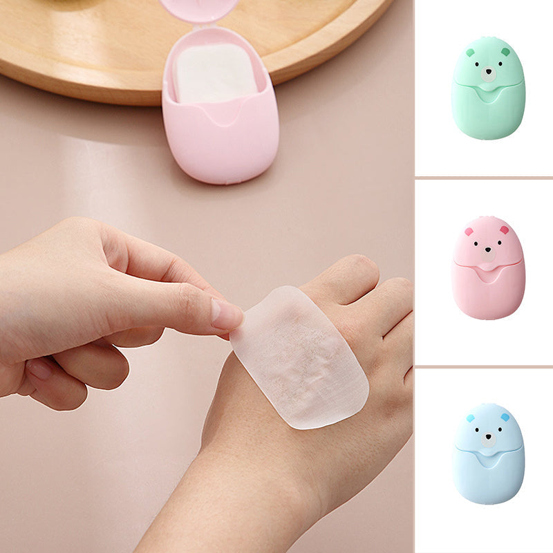 "Tre färgade tvålark i plastbehållare, portabel och löslig, för enkel handtvätt under resor och hemma."