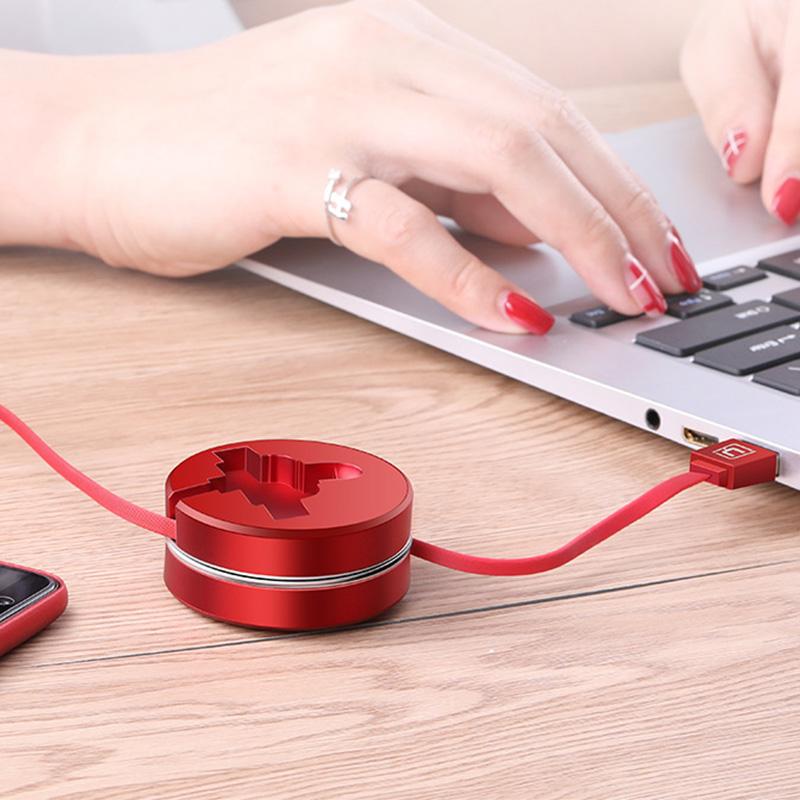 "Tredelad infällbar laddningskabel med iOS, Micro USB, Typ C-portar, svart färg för snabb laddning och dataöverföring."