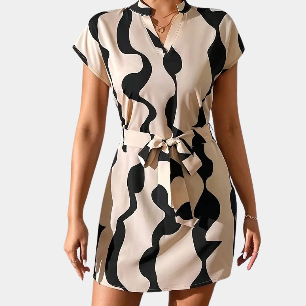 Trendig beige sommarklänning för kvinnor med elegant bälte. Perfekt för vardag & fest.