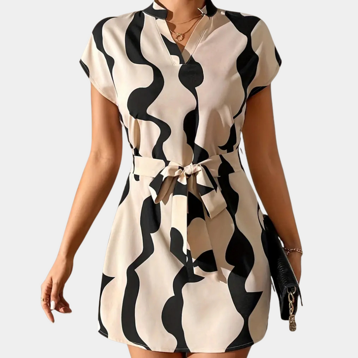 Chic beige klänning med bälte, perfekt för kvinnor som vill ha en stilren och trendig sommarlook.