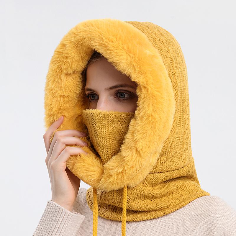 "Trendig damhalsduk med luva i beige, kombination av värme och stil, perfekt vinteraccessoar för modern kvinnas outfit."