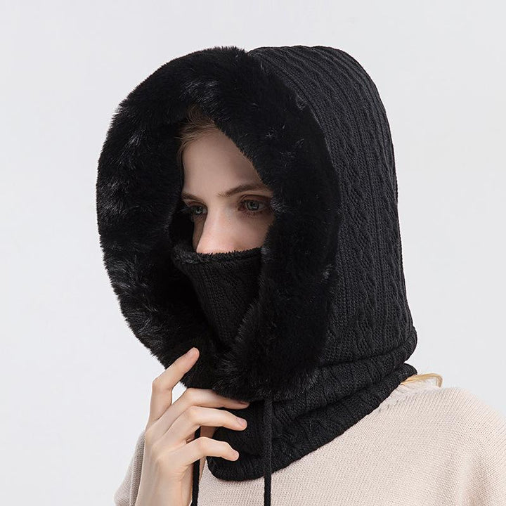 "Trendig damhalsduk med luva i beige, kombination av värme och stil, perfekt vinteraccessoar för modern kvinnas outfit."