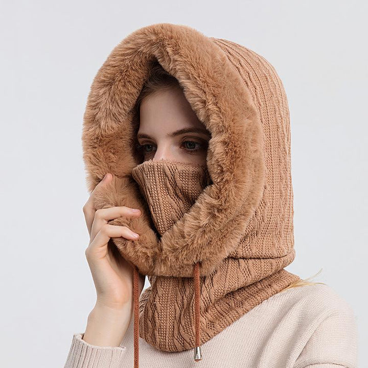 "Trendig damhalsduk med luva i beige, kombination av värme och stil, perfekt vinteraccessoar för modern kvinnas outfit."
