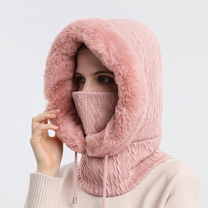 "Trendig damhalsduk med luva i beige, kombination av värme och stil, perfekt vinteraccessoar för modern kvinnas outfit."