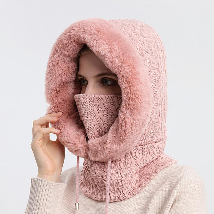 "Trendig damhalsduk med luva i beige, kombination av värme och stil, perfekt vinteraccessoar för modern kvinnas outfit."
