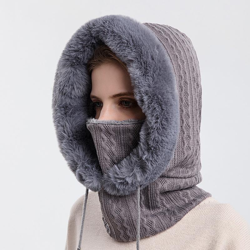 "Trendig damhalsduk med luva i beige, kombination av värme och stil, perfekt vinteraccessoar för modern kvinnas outfit."