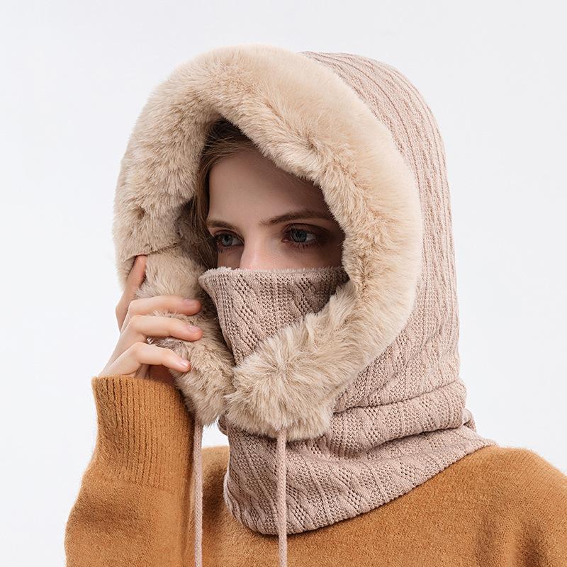"Trendig damhalsduk med luva i beige, kombination av värme och stil, perfekt vinteraccessoar för modern kvinnas outfit."