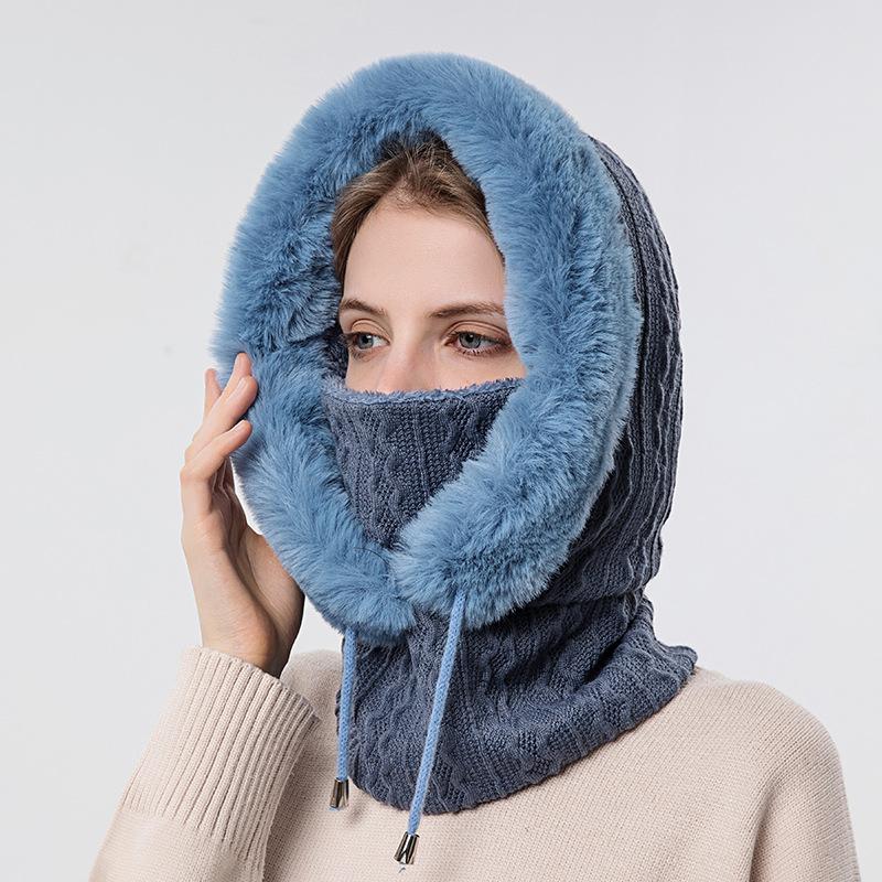 "Trendig damhalsduk med luva i beige, kombination av värme och stil, perfekt vinteraccessoar för modern kvinnas outfit."