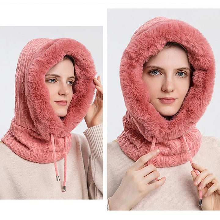 "Trendig damhalsduk med luva i beige, kombination av värme och stil, perfekt vinteraccessoar för modern kvinnas outfit."