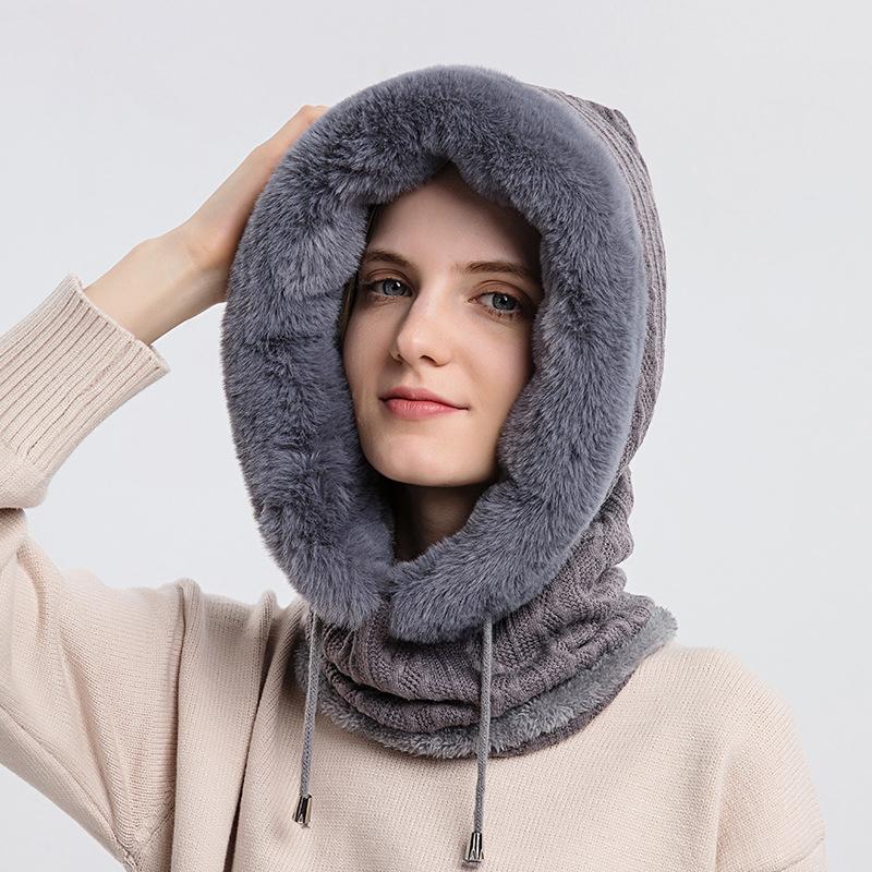 "Trendig damhalsduk med luva i beige, kombination av värme och stil, perfekt vinteraccessoar för modern kvinnas outfit."