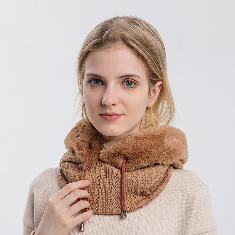 "Trendig damhalsduk med luva i beige, kombination av värme och stil, perfekt vinteraccessoar för modern kvinnas outfit."