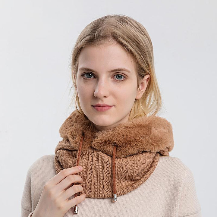 "Trendig damhalsduk med luva i beige, kombination av värme och stil, perfekt vinteraccessoar för modern kvinnas outfit."
