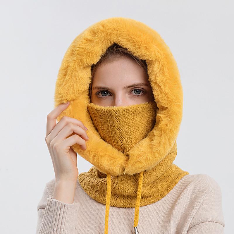 "Trendig damhalsduk med luva i beige, kombination av värme och stil, perfekt vinteraccessoar för modern kvinnas outfit."