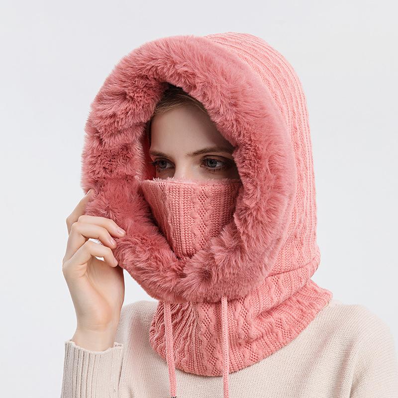 "Trendig damhalsduk med luva i beige, kombination av värme och stil, perfekt vinteraccessoar för modern kvinnas outfit."