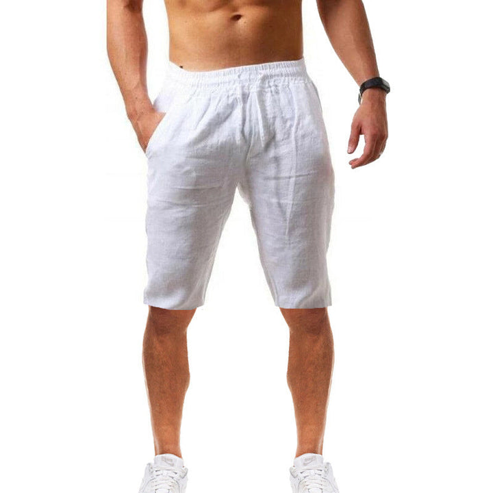 Trendig herrshorts i mjuk bomull, färger vit, khaki, mellanmörk blå. Avslappnad passform, fempunktsnitt, midjeskärning.