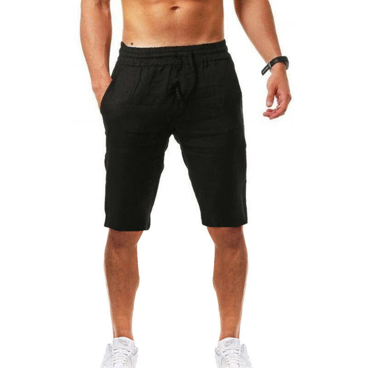 Trendig herrshorts i mjuk bomull, färger vit, khaki, mellanmörk blå. Avslappnad passform, fempunktsnitt, midjeskärning.