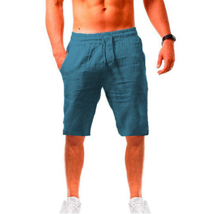 Trendig herrshorts i mjuk bomull, färger vit, khaki, mellanmörk blå. Avslappnad passform, fempunktsnitt, midjeskärning.