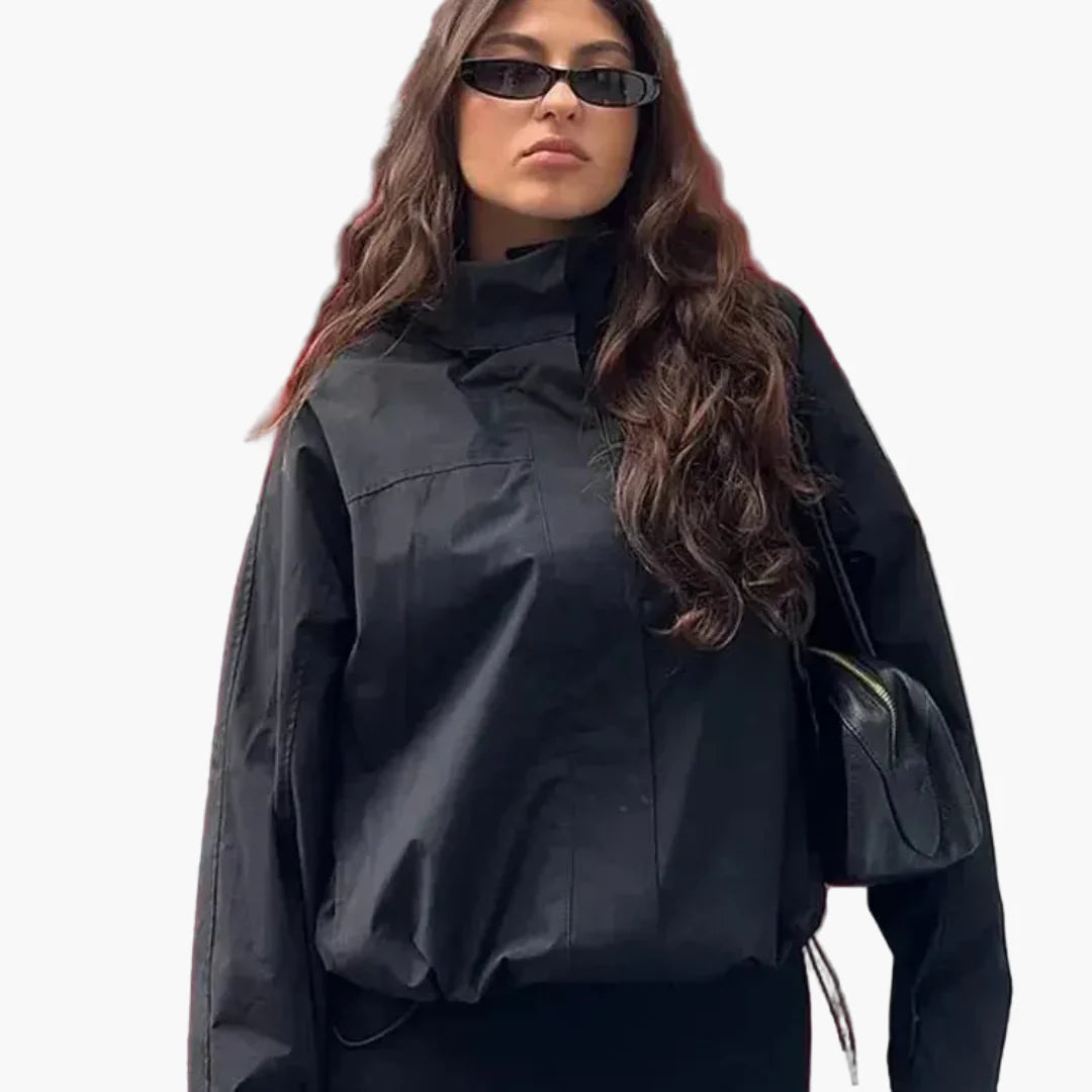 Kvinnlig modell bär kort jacka med ståkrage. Ett trendigt och bekvämt ytterplagg för dam.