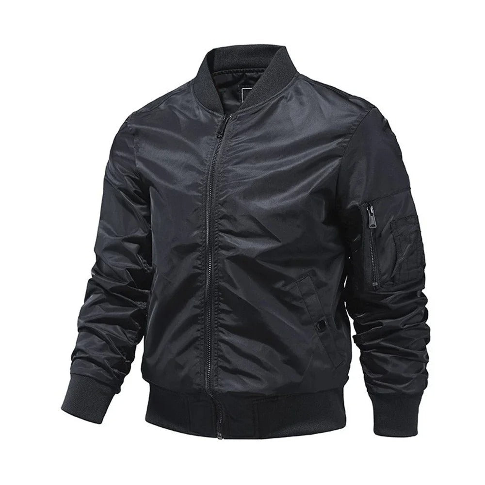 Modern herrjacka i bomberstil, idealisk för lediga looks på hösten. Lätt och bekväm.