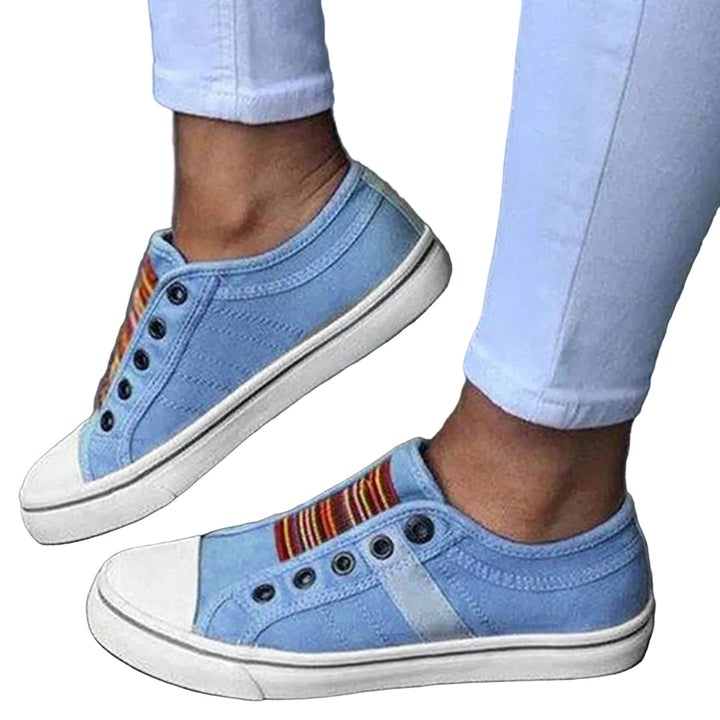 Trendiga blå lågtoppssneakers för kvinnor, perfekta vardagsskor med bekväm passform och stil. Modeframåt design.
