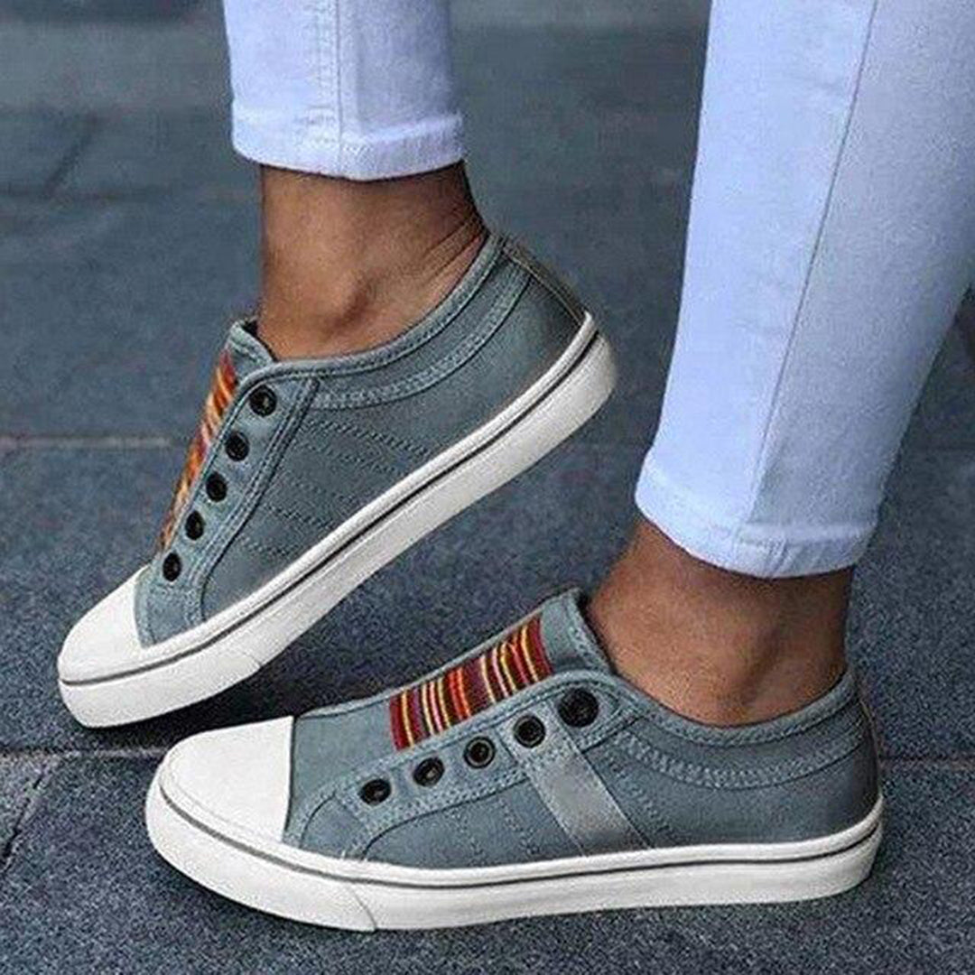 Grå lågtoppssneakers för kvinnor, bekväma vardagsskor som kombinerar trendig stil med praktisk design för mode.