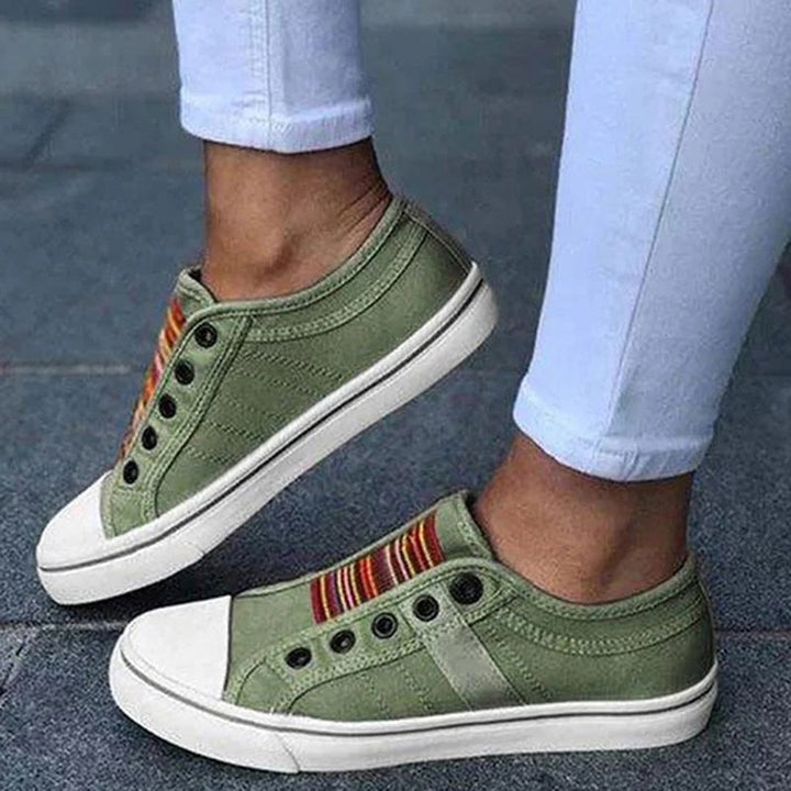 Gröna trendiga lågtoppssneakers för kvinnor, snygga och bekväma skor för vardagsbruk. Modern design.