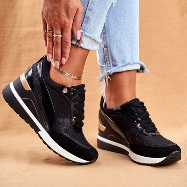Gula och svarta damsneakers i modern stil, perfekta som fritidsskor med bekväm passform.
