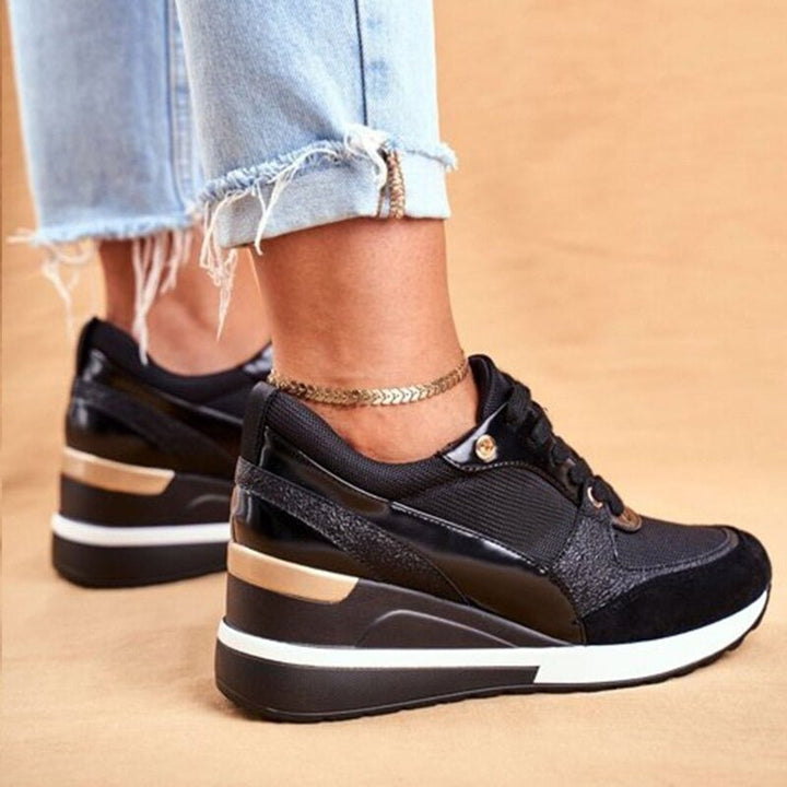 Bekväma damsneakers i gult, med svarta detaljer och robust sula för ett stadigt halkfritt grepp.