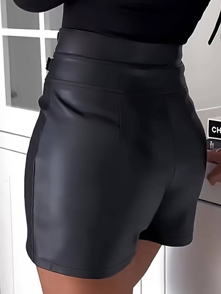 Stiliga svarta kvinnors shorts med elegant spänne, mångsidiga för både fest och vardagsmode.