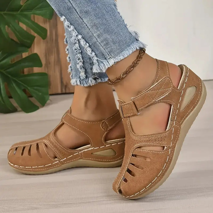 Fashionabla ortopediska damsandaler med kilklack, erbjuder stil och bekväm dämpning för fötterna.