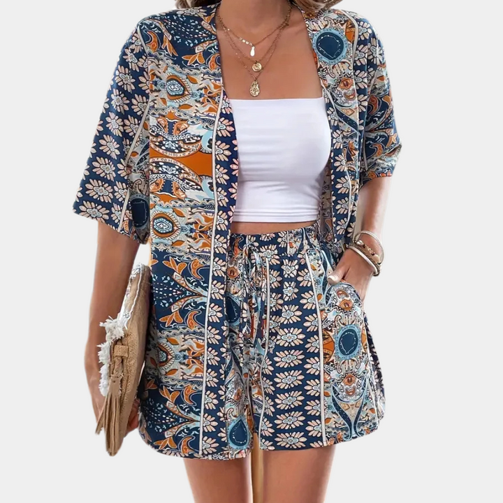 Trendigt blått tvådelat sommarset för damer med kimono och shorts. Elegant och bekvämt fritidsset för strand.