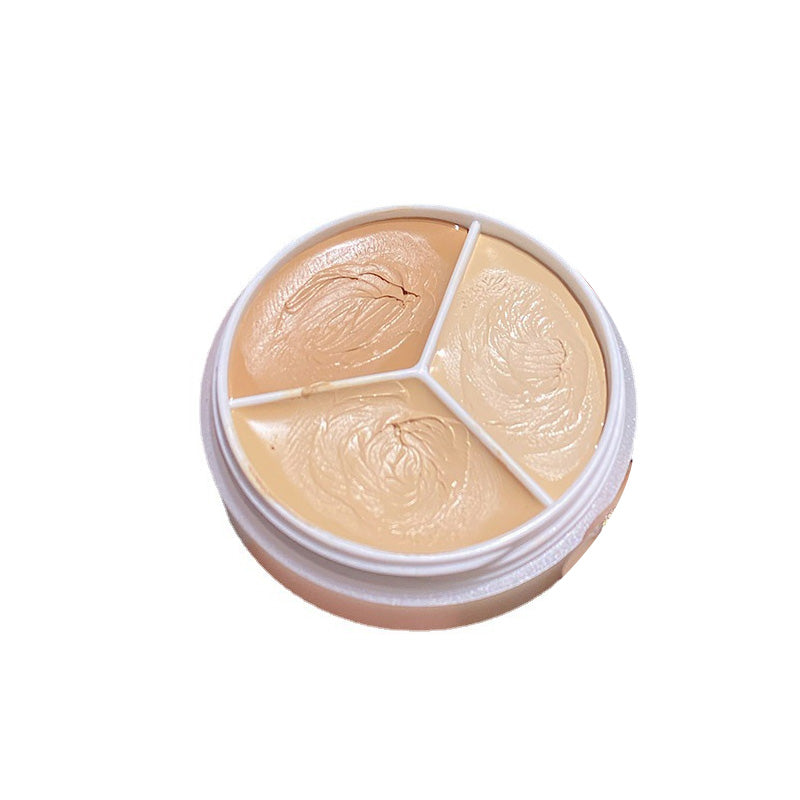 "Tri-Färg Concealer Palett med tre nyanser för alla hudtoner, kompakt design, visar mjuk och krämig textur."