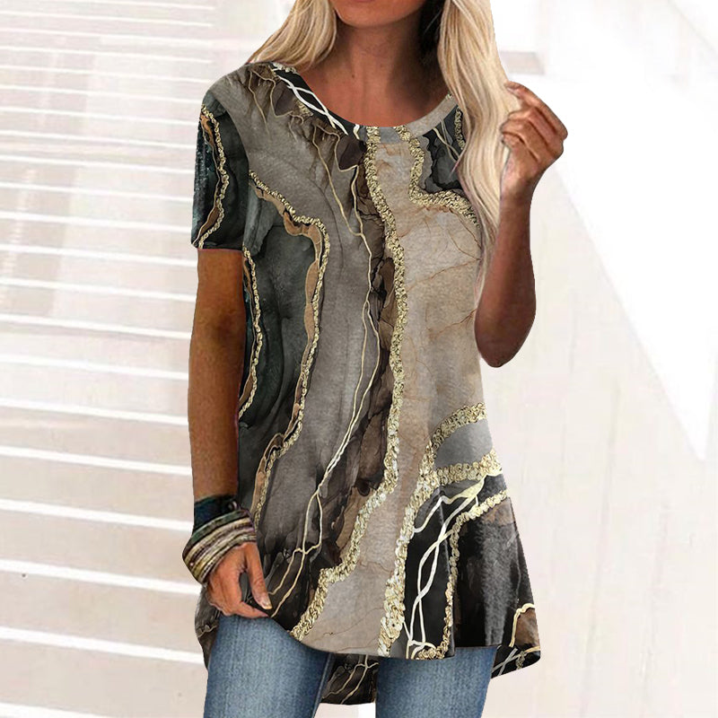 "Tryckt kortärmad dam t-shirt i bomullsblandning med vintage stil och unikt mönster i levande färger, avslappnad passform."