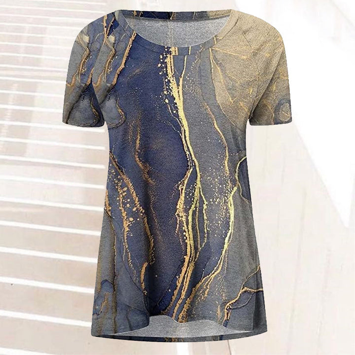 "Tryckt kortärmad dam t-shirt i bomullsblandning med vintage stil och unikt mönster i levande färger, avslappnad passform."
